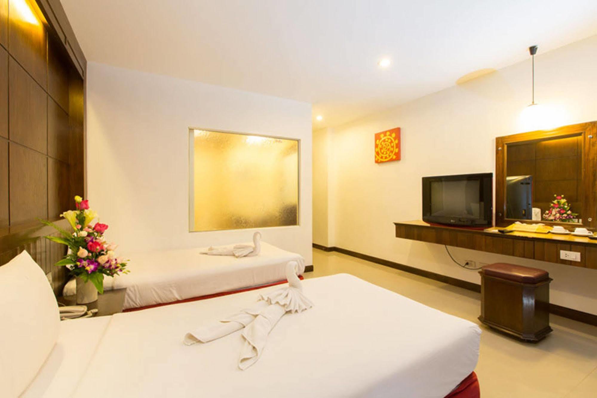 โรงแรม ไทยสยาม Patong ภายนอก รูปภาพ